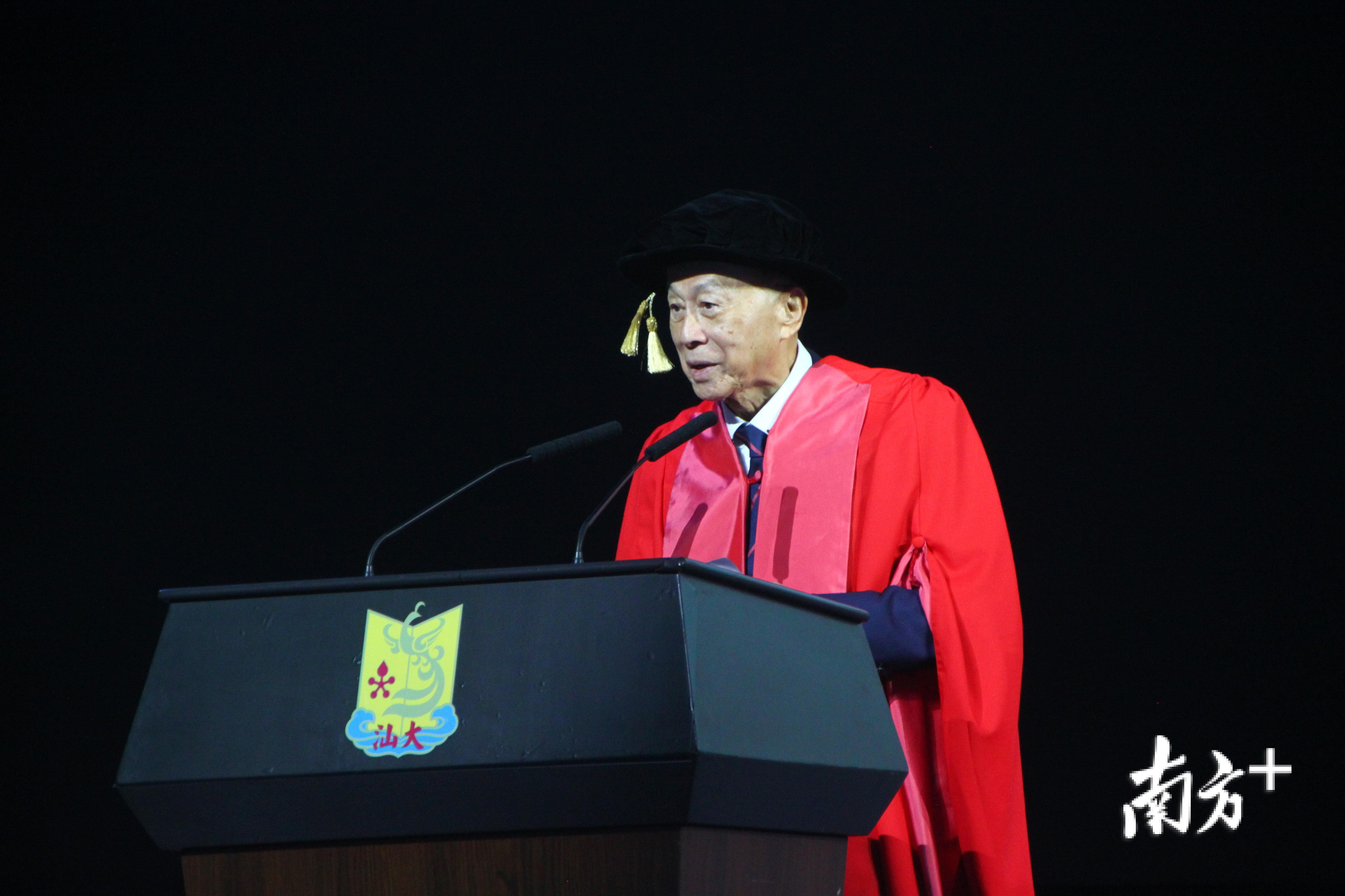 李嘉诚出席汕头大学2017届毕业典礼并发表演讲。 李嘉诚出席汕头大学2017届毕业典礼并发表演讲。
