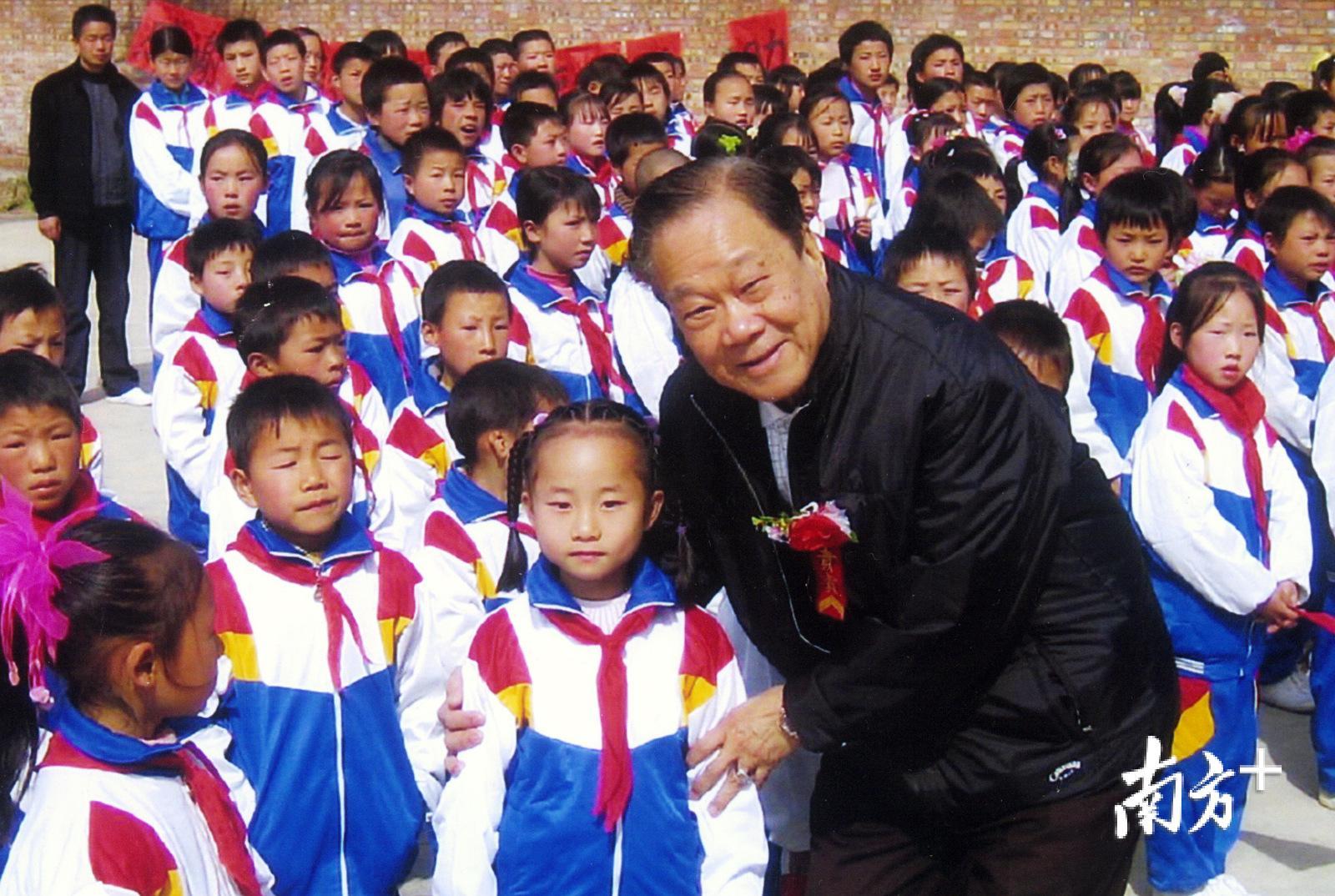 霍宗杰与受资助学生合影。 霍宗杰与受资助学生合影。