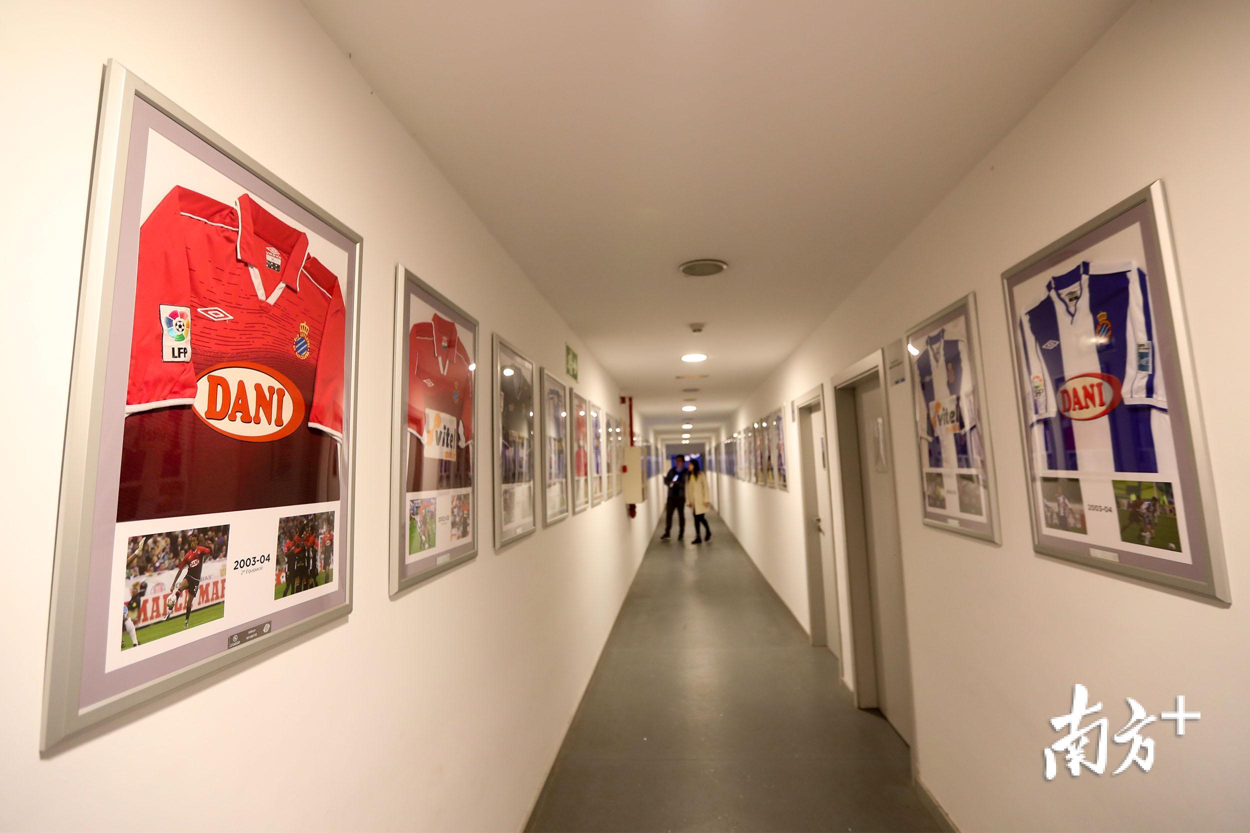 西班牙人足球俱乐部的球衣长廊。