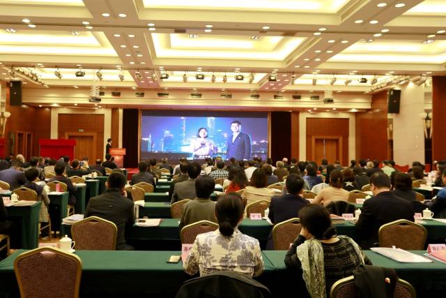 年会上,由中国期刊协会党刊分会出品,南方杂志社牵头制作,联合当代贵州期刊传媒集团共同唱录、出演的中国期刊协会党刊分会2018年年会主题歌《灯塔》发布。