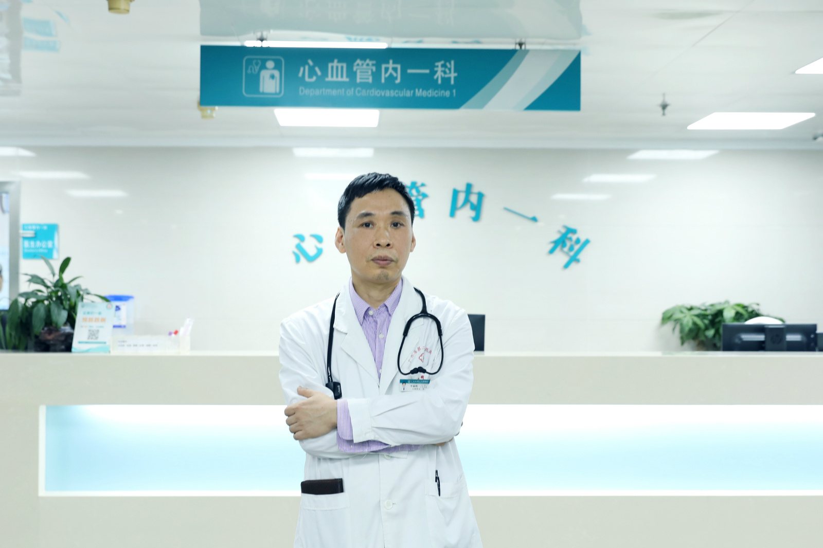 手术台上冠心病人心脏突然停跳!医护轮番按压30分钟救回他命