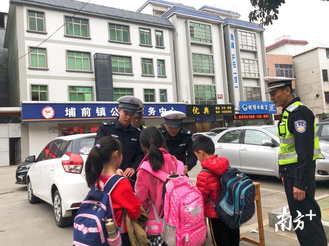 (下课放学的中小学生对普法教育感兴趣) (下课放学的中小学生对普法教育感兴趣)