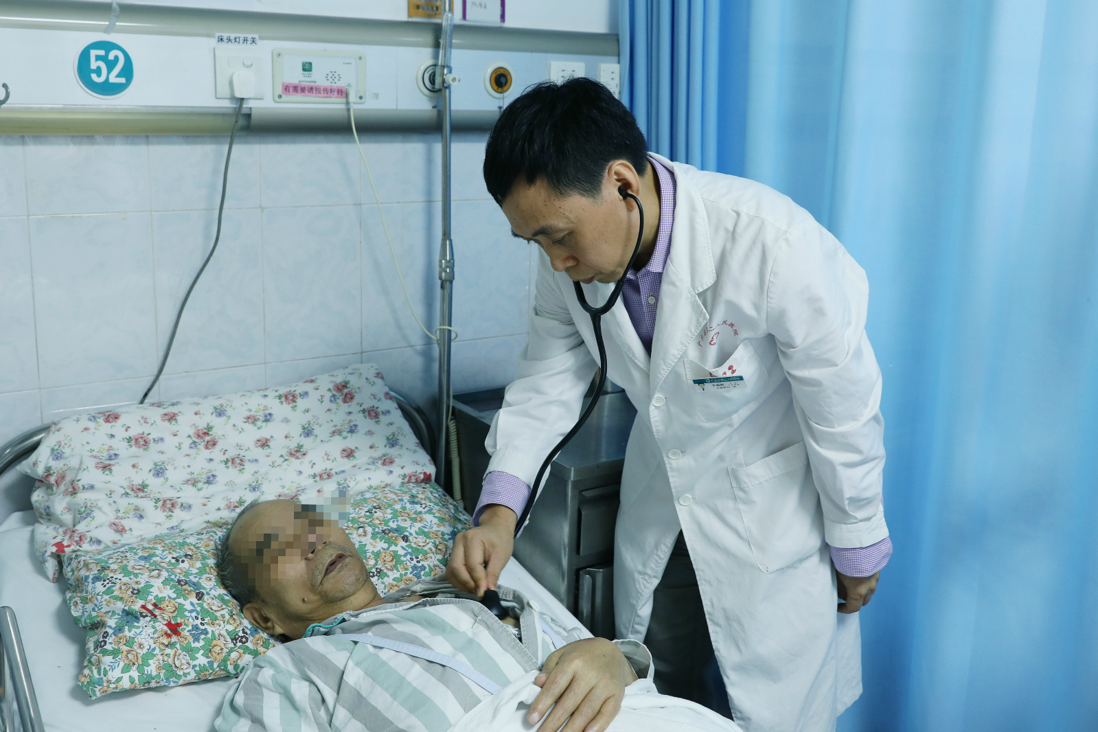 李瑜辉看望做完手术的宋伯。
