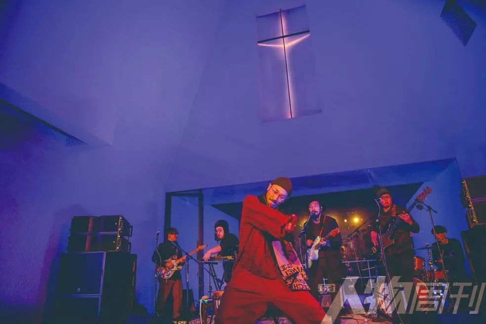 2018年11月29日,昏鸦乐队在秦皇岛的阿那亚礼堂演出.着红衣者为阿宽.