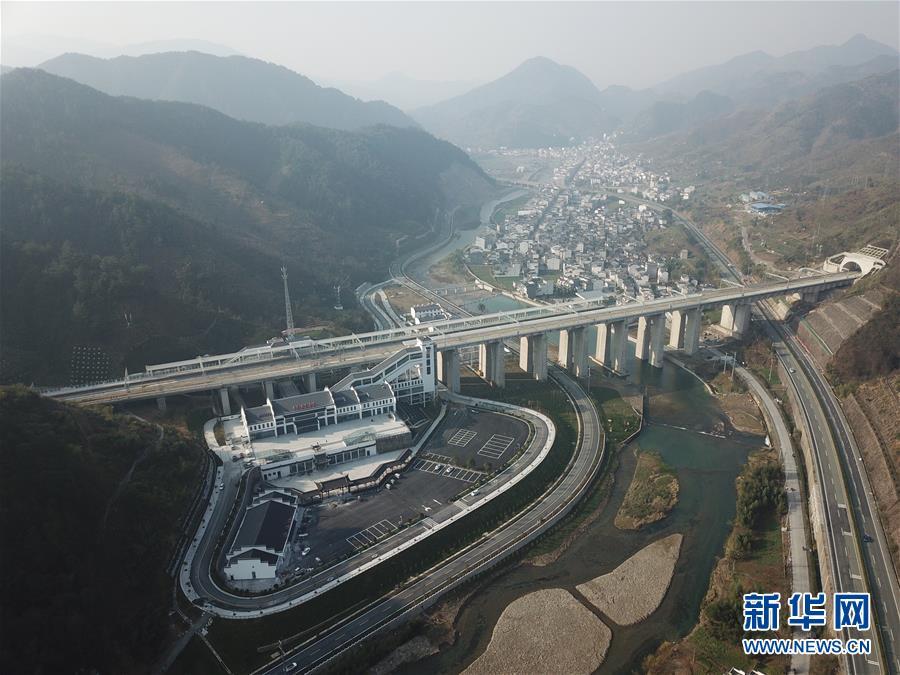 即将开通的杭黄高铁是连接浙江省杭州市与安徽省黄山市的高速铁路,设计时速250公里,由中国铁建铁四院总体设计。 新华社记者 邢广利 摄 即将开通的杭黄高铁是连接浙江省杭州市与安徽省黄山市的高速铁路,设计时速250公里,由中国铁建铁四院总体设计。 新华社记者 邢广利 摄