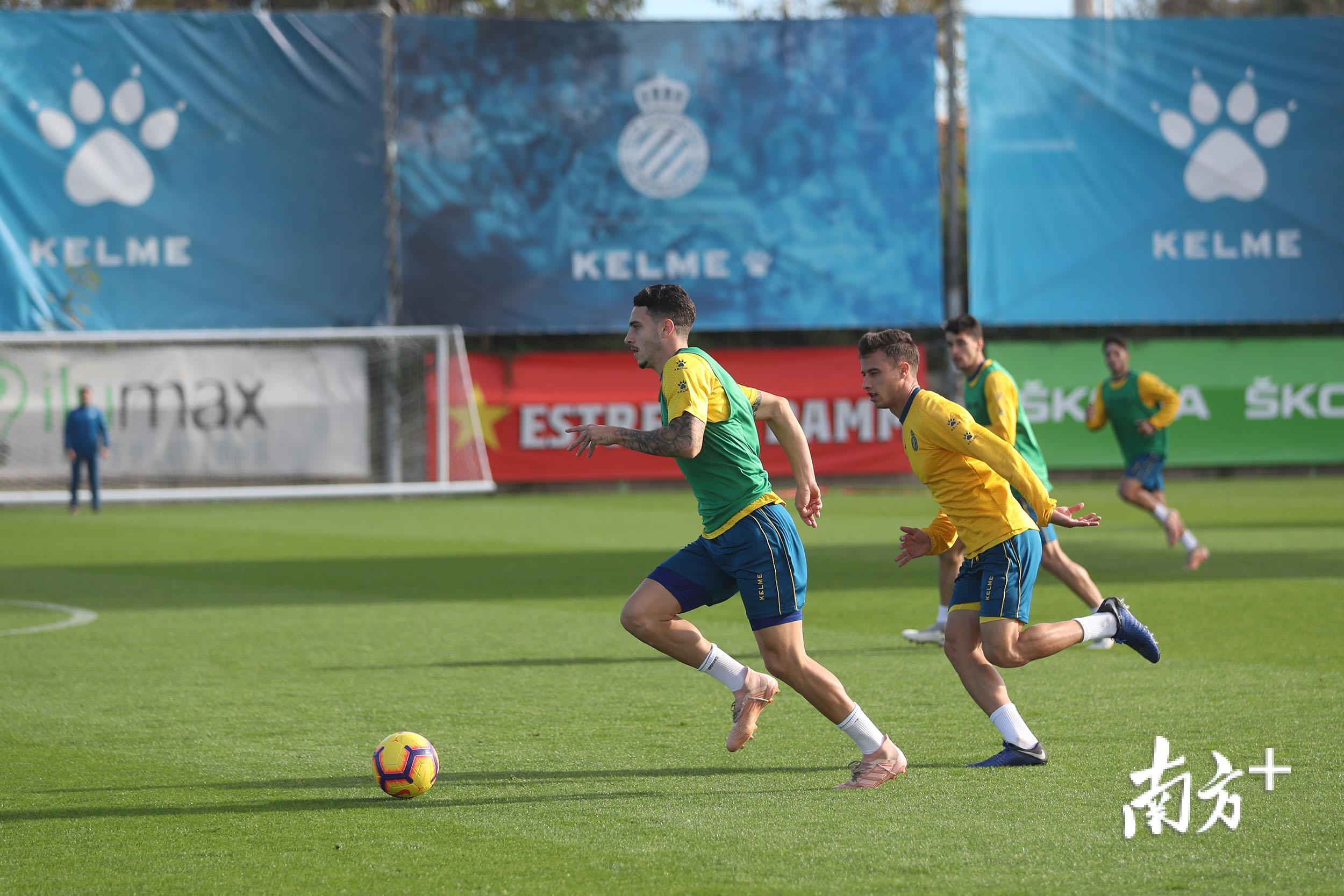 西班牙人俱乐部的一线队员在训练场。