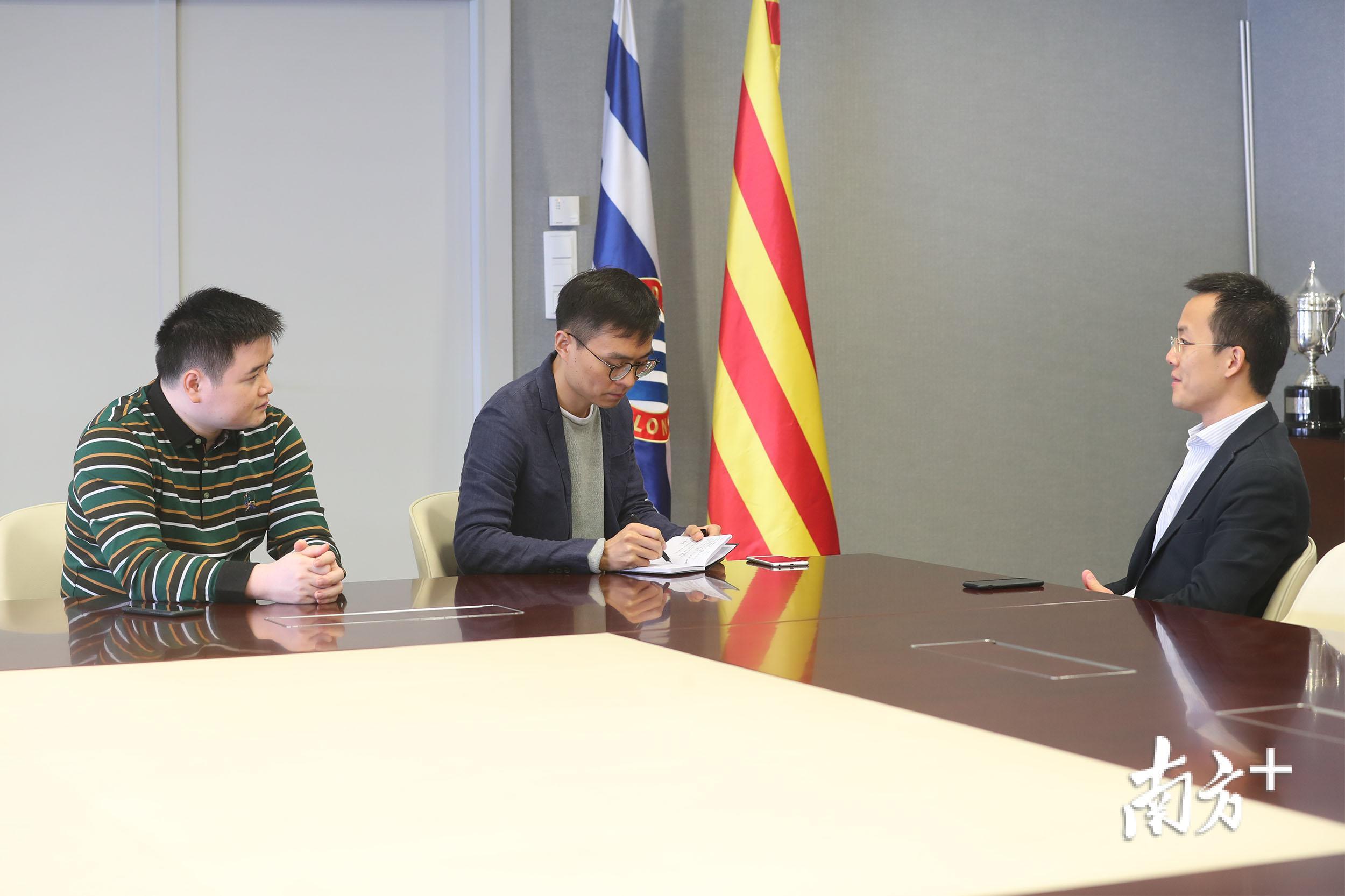 南方日报特派记者黄学佳和卞德龙在西班牙人俱乐部采访西班牙人足球俱乐部董事会成员叶茂。