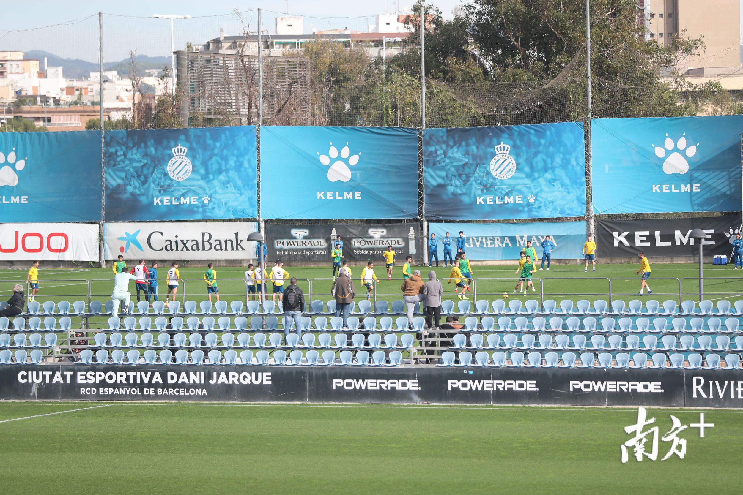 西班牙人俱乐部的一线队员在训练场。