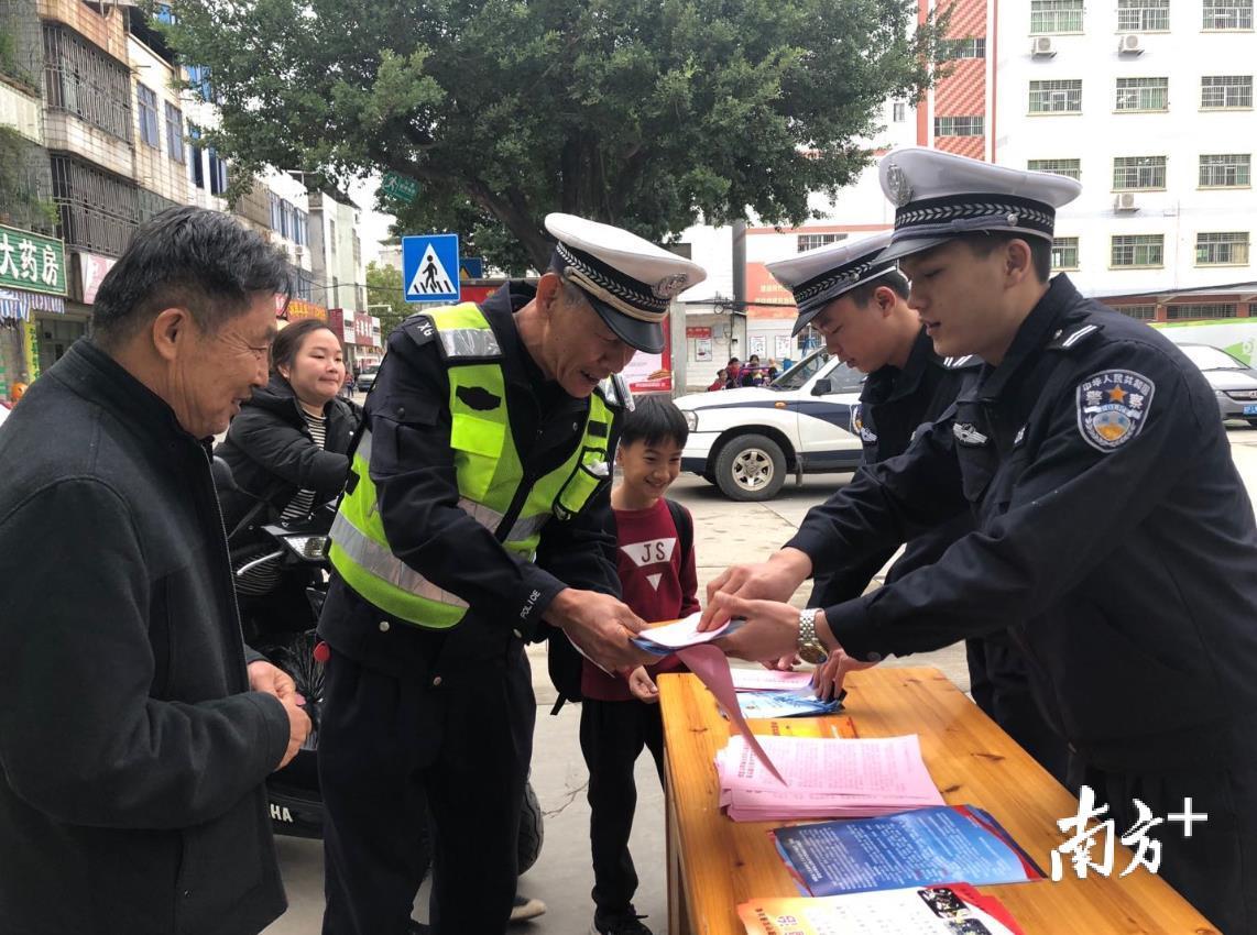 (现场市民接受普法教育) (现场市民接受普法教育)
