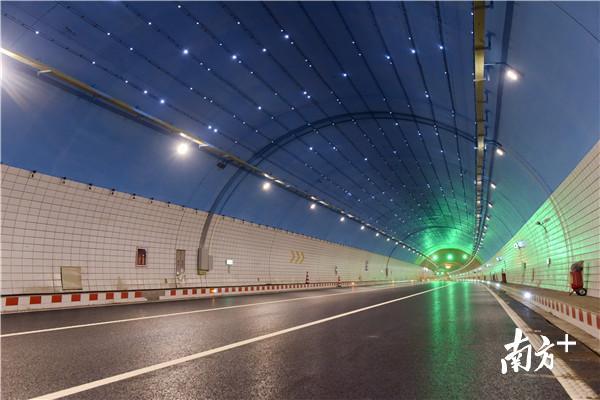 图为长达5510米的九连山隧道内安装了led灯来表现时光隧道 