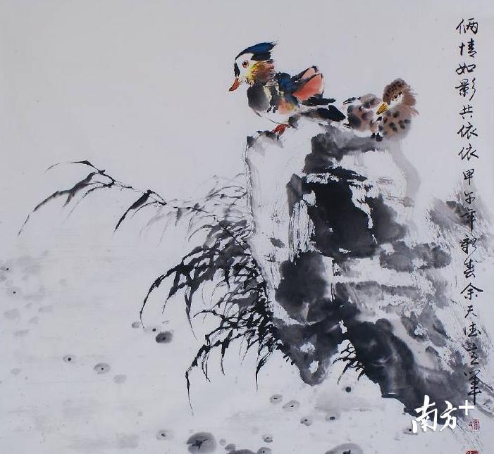 《俩情如影共依依》。作者：余天德。