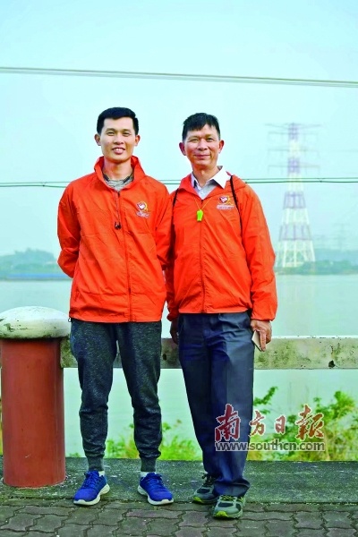 除了在育德e站志愿值班,刘云辉(右)还经常组织大家参与志愿服务活动,带动更多人加入爱心行列。受访者供图 除了在育德e站志愿值班,刘云辉(右)还经常组织大家参与志愿服务活动,带动更多人加入爱心行列。受访者供图