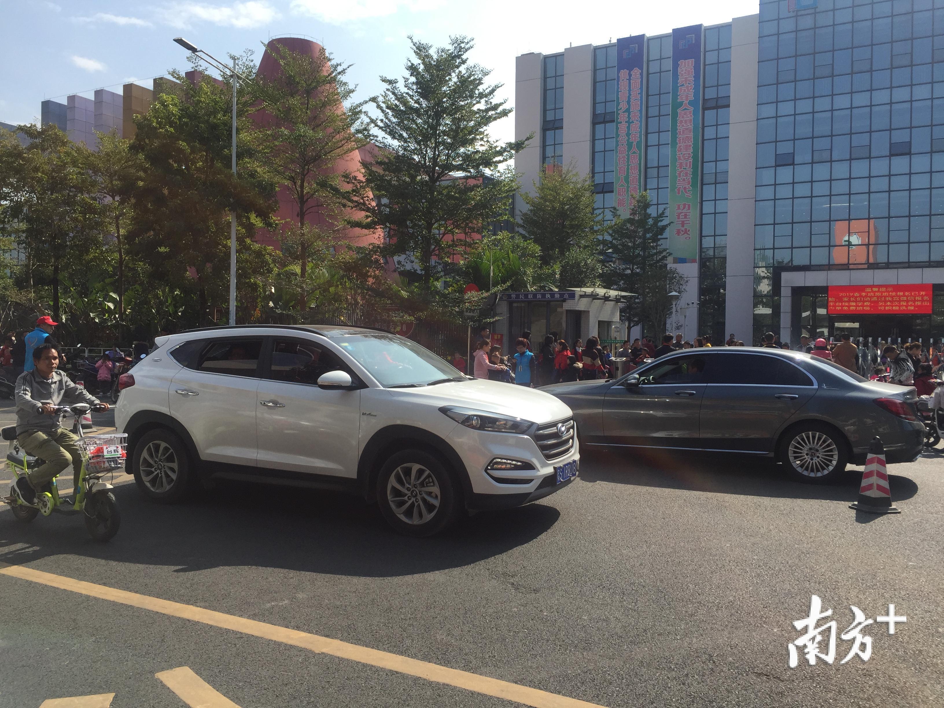 下课后，家长陆续来到常平青少年宫接孩子回家。图片摄于2018年12月11日中午