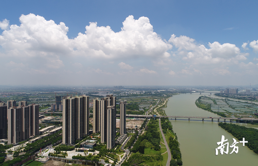 顺德近期规划12条轨道线路,共243公里,91个站,几乎占据佛山全市的一半。 顺德近期规划12条轨道线路,共243公里,91个站,几乎占据佛山全市的一半。