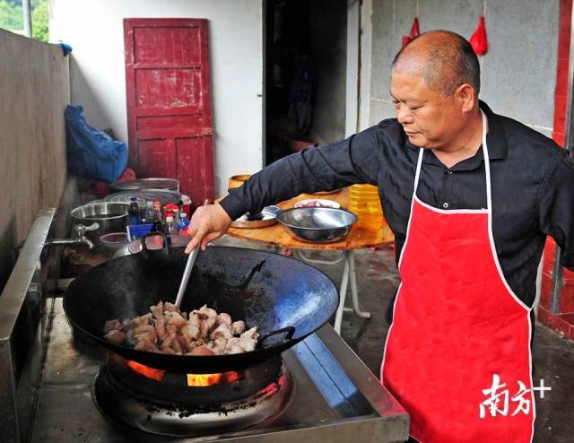 玉水村家家户户都有“大厨”，村党支部书记郭国青正在下厨做饭。何森垚 摄