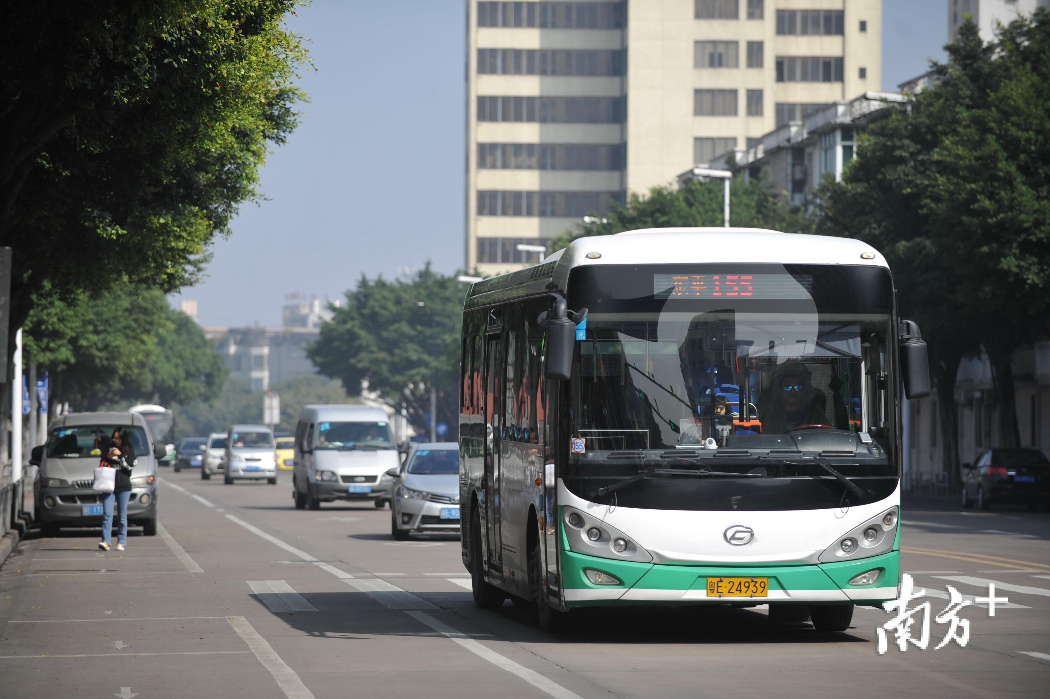 禅城已经逐步推行新能源公交车，营造绿色低碳出行环境。南方日报记者 戴嘉信 摄
