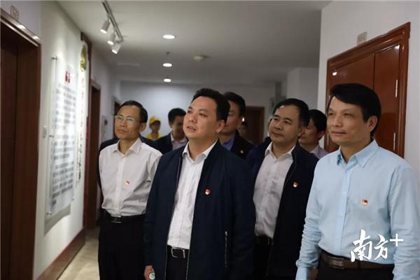 现场会与会人员参观惠州市中医医院纪检监察文化长廊。 市中医医院供图