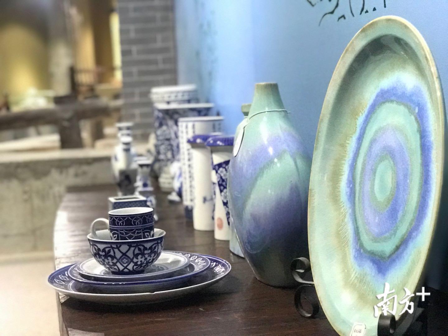 位于大埔县博物馆粤东瓷都展厅的陶瓷文物。（罗文燕 摄）