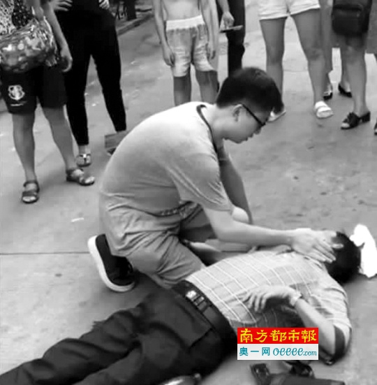 吴昊在厦门旅游时看到一位老伯倒地不醒，上前为其做心肺复苏。 通讯员供图