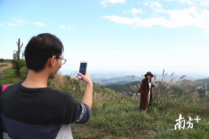 岭头村山顶上的风光不错，吸引不少人上山来。