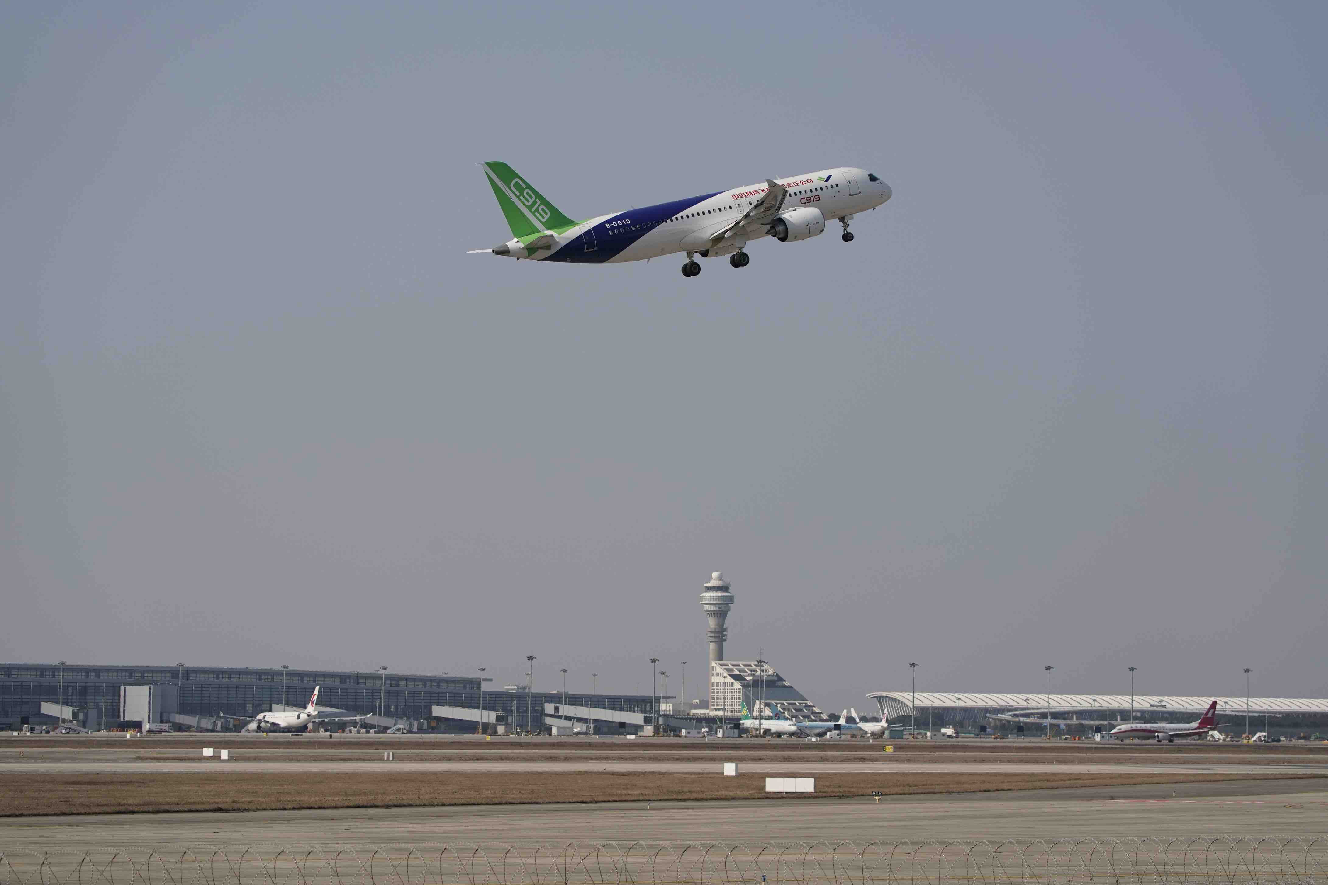 国产大型客机c919第三架飞机完成首飞