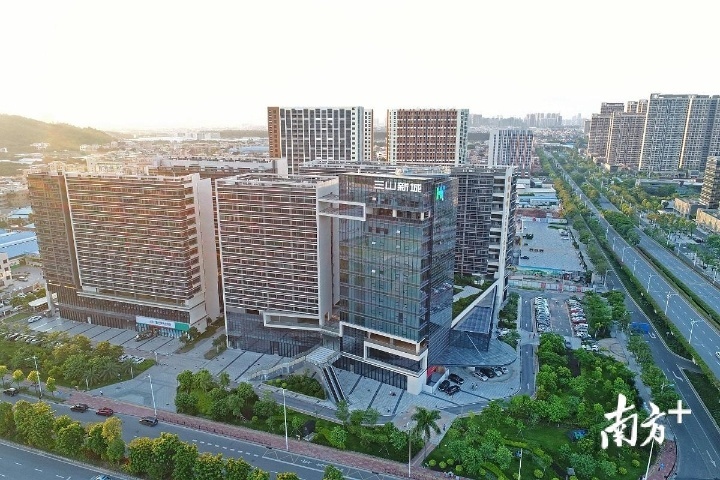 佛山要建立健全季华实验室管理体制和运行机制，力争到2020年完成基础设施建设。