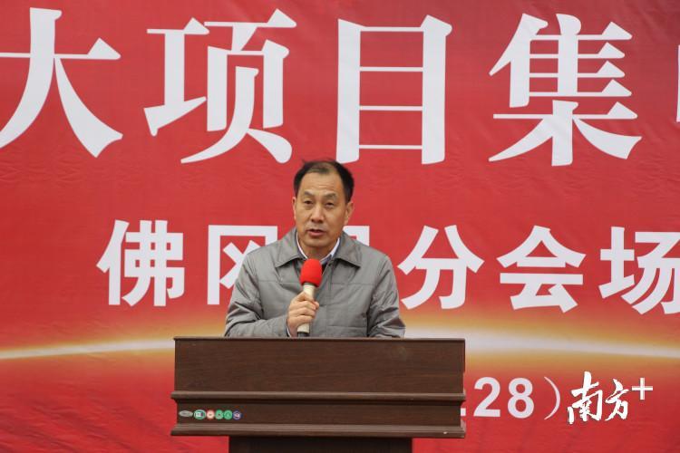 在“华润清远佛冈高山风电场项目”开工仪式上,佛冈县委书记董和平发表讲话。程浩 摄 在“华润清远佛冈高山风电场项目”开工仪式上,佛冈县委书记董和平发表讲话。程浩 摄