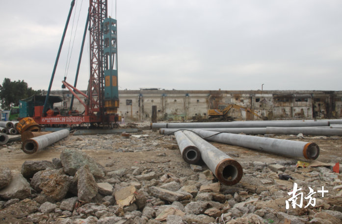 华建达改造项目正在加速推进，两栋旧有的星铁棚车间已在清拆。欧阳少伟 摄