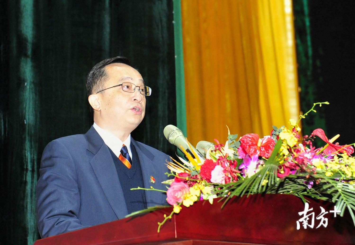 像一把火温暖梅州人的心梅州庆祝曾宪梓获改革先锋称号