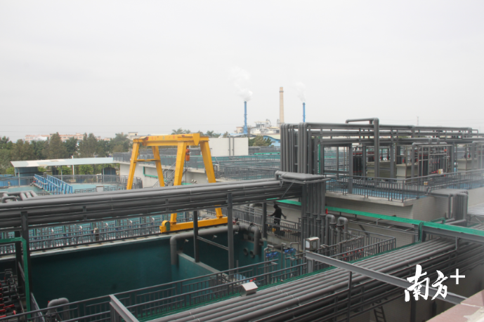 华建达改造项目4层的污水处理车间已建成，工人正在加紧调试设备。欧阳少伟 摄