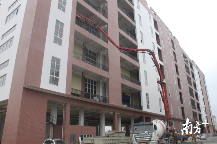 华建达改造项目首栋标准厂房已建成，首批入驻企业的电镀生产设备正通过吊机“上楼”。欧阳少伟 摄