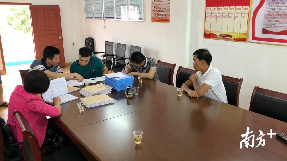 认真指导基层支部“六个规范化”建设。