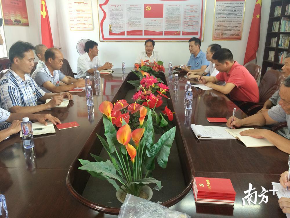 揭阳产业转移工业园党委书记刘佑知同志率先垂范，深入农村宣讲政策形势。