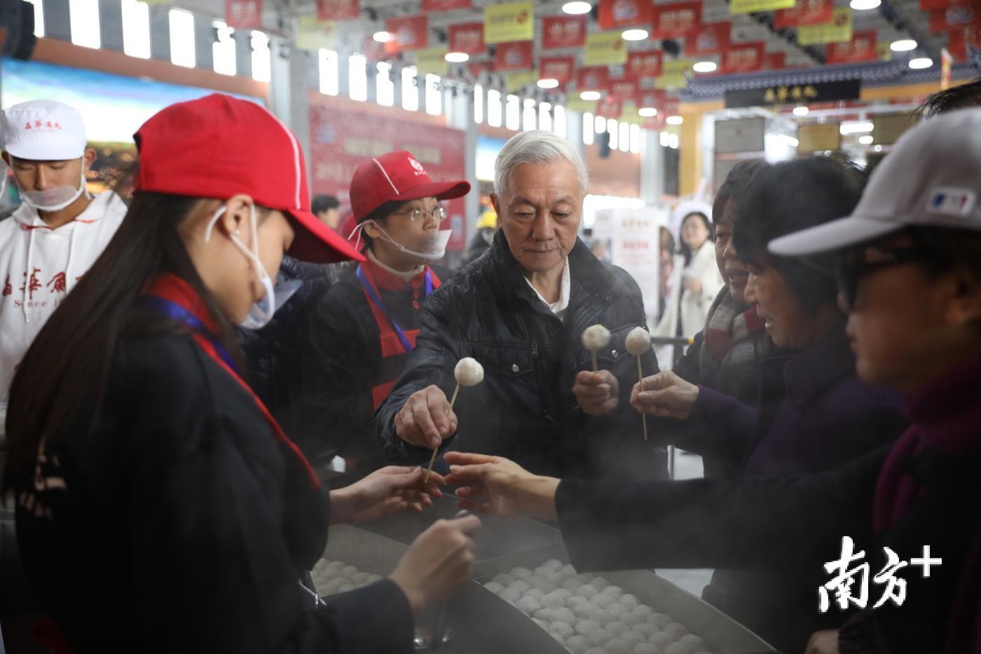 市民争相品尝达濠鱼丸。陈洁纯 摄