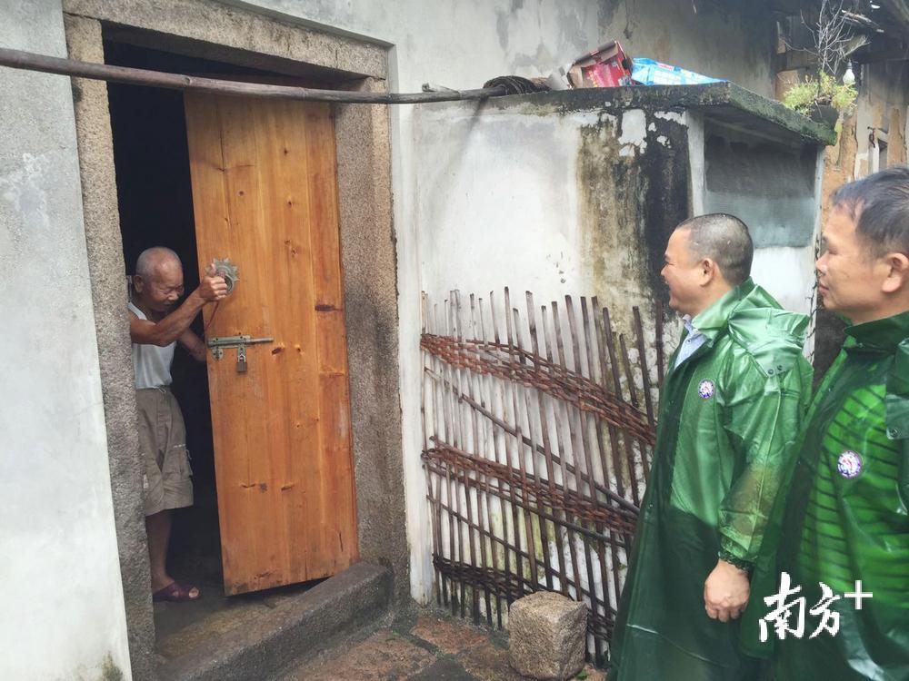 进村入户走访群众，帮助解决实际困难。