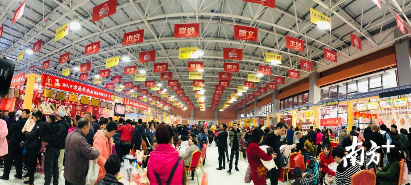 第三届达濠鱼丸美食节现场人山人海。余丹 摄