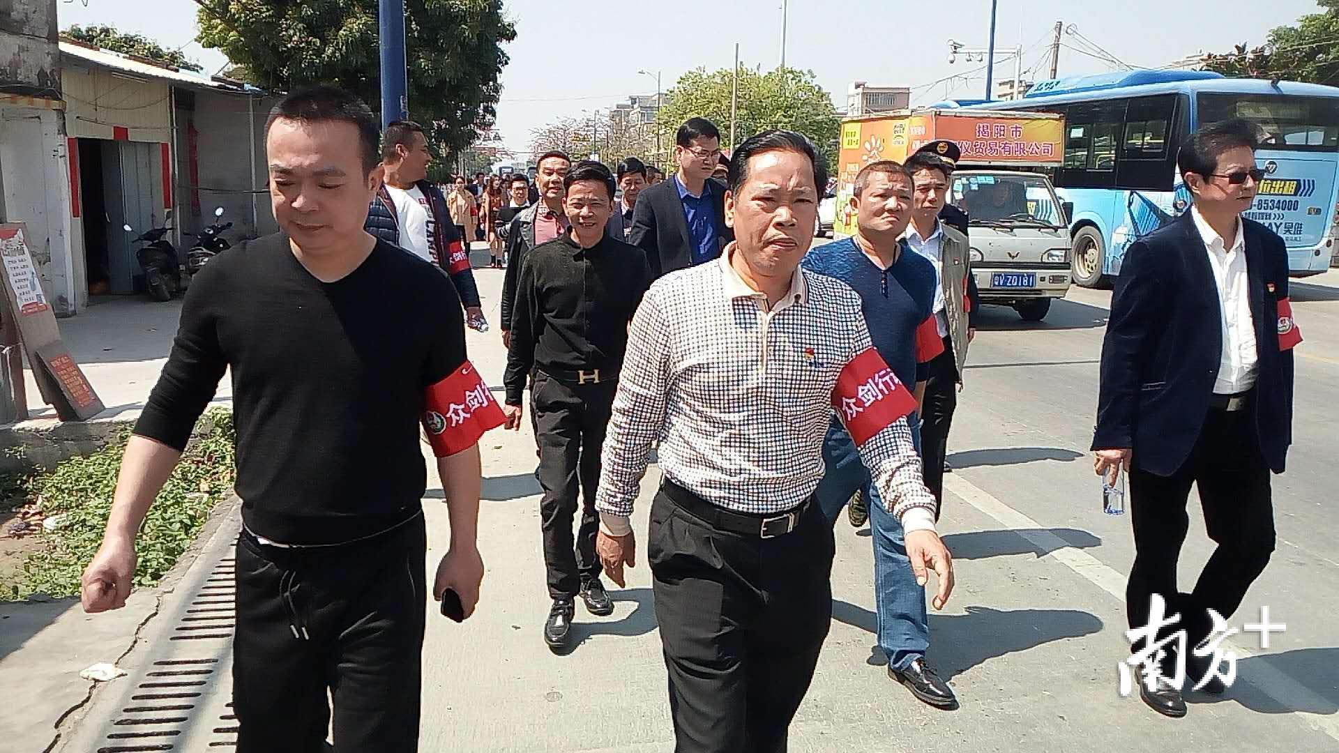 揭阳产业转移工业园党政领导班子带领党员干部一线办公，徒步督导工程建设。