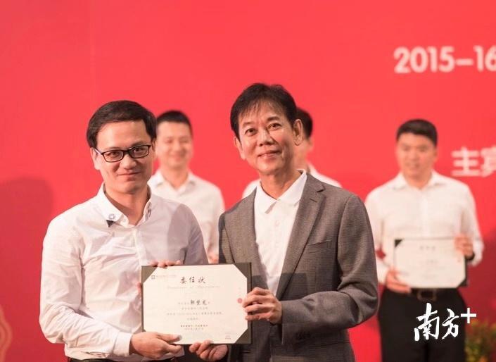 在新加坡求学多年的郭坚龙，毕业后留在当地创业。受访者供图