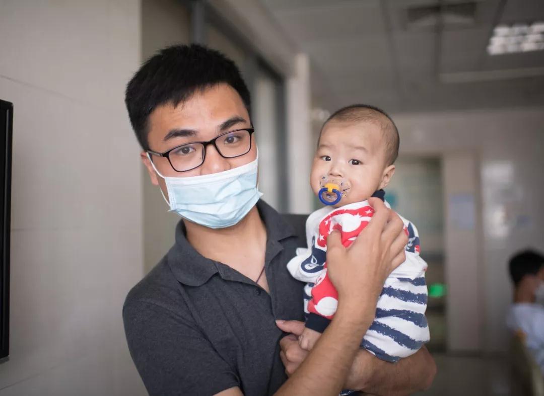 割肝救子的主角昊铭出院时，南方日报、南方+记者张梓望在现场