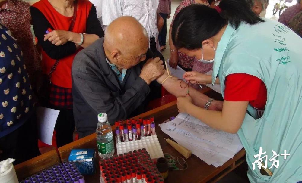 社区医生上门为老人进行抽血体检。