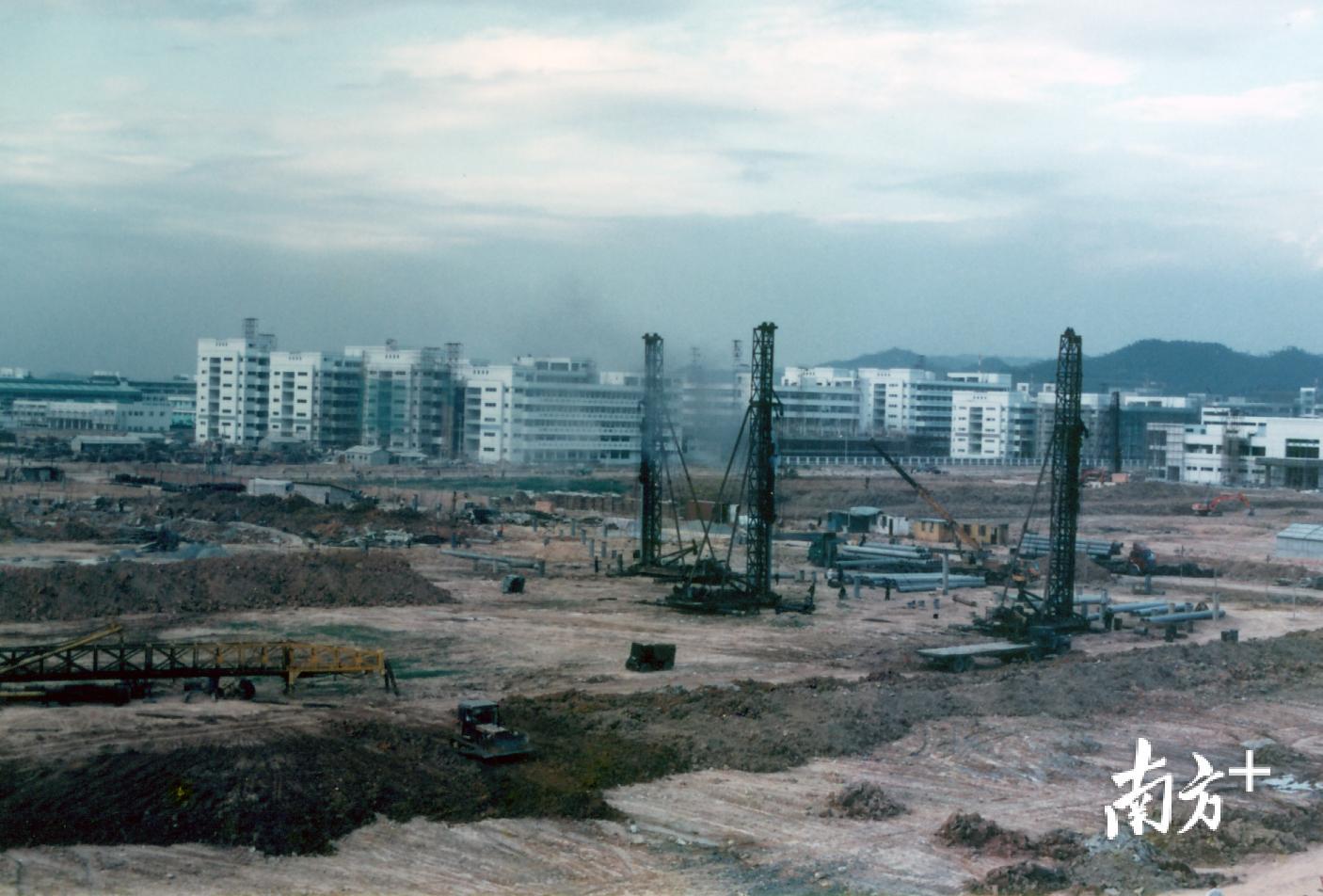 90年代，黄江以造镇的方式打造黄江裕元工业园。杨石彪摄。