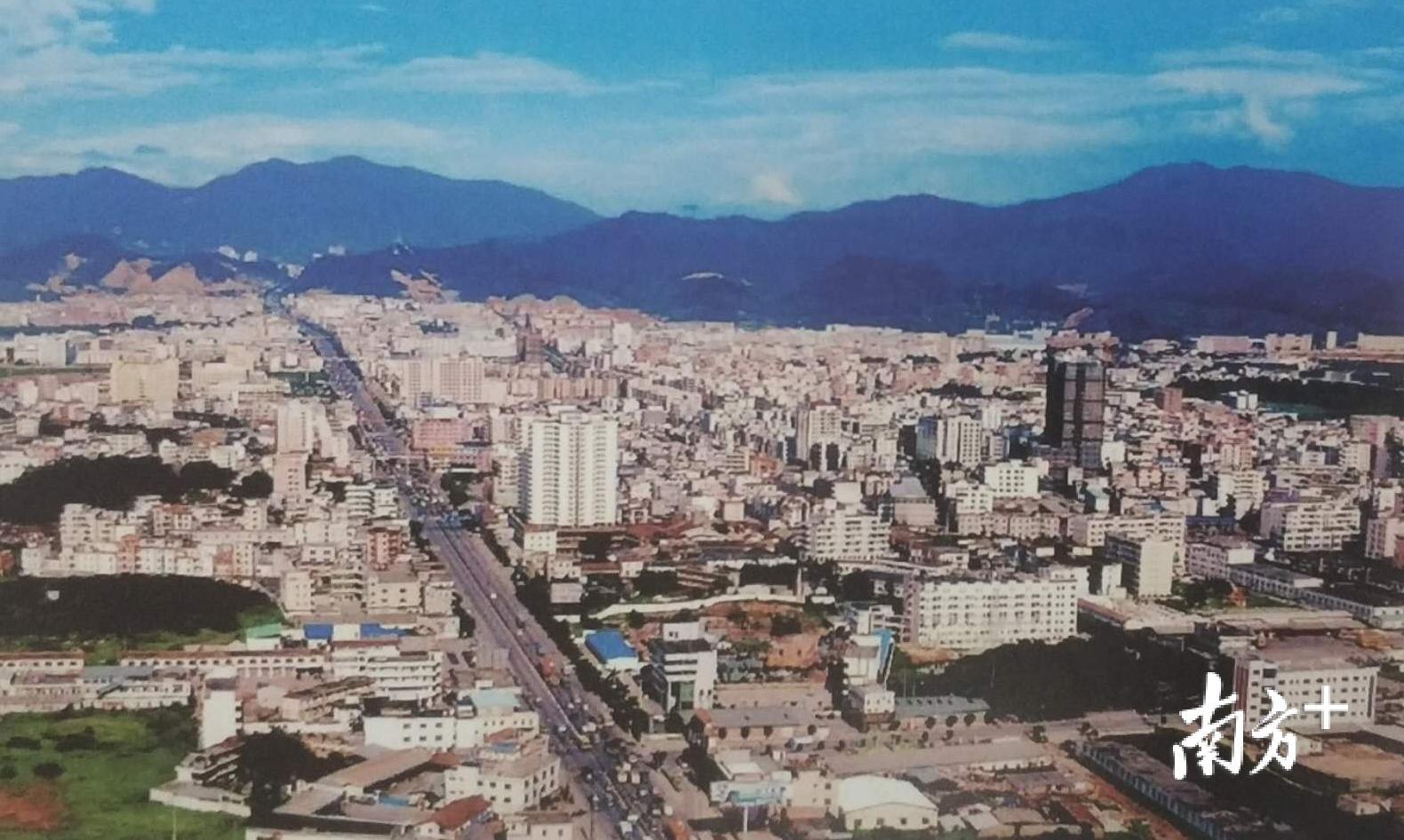 2008年黄江镇全景图。