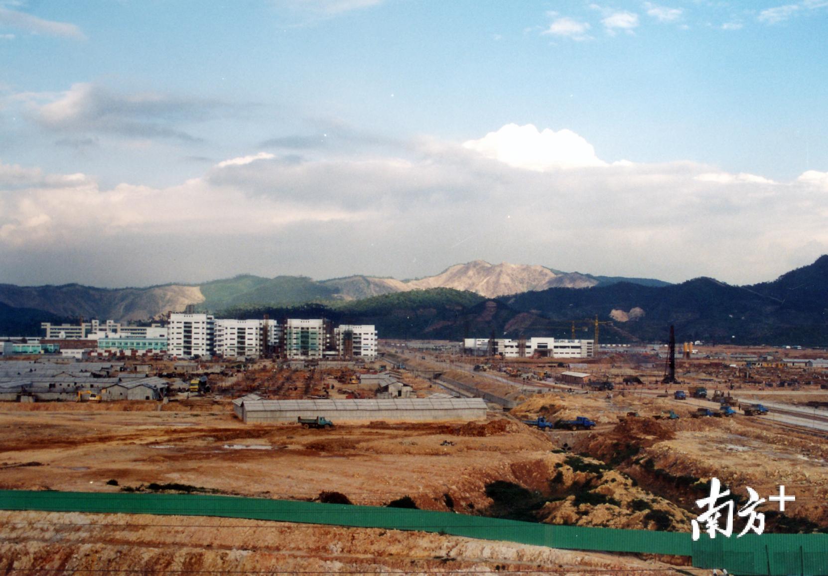 90年代，黄江多个工业园陆续开建，吸引了大量外来人口。杨石彪摄。