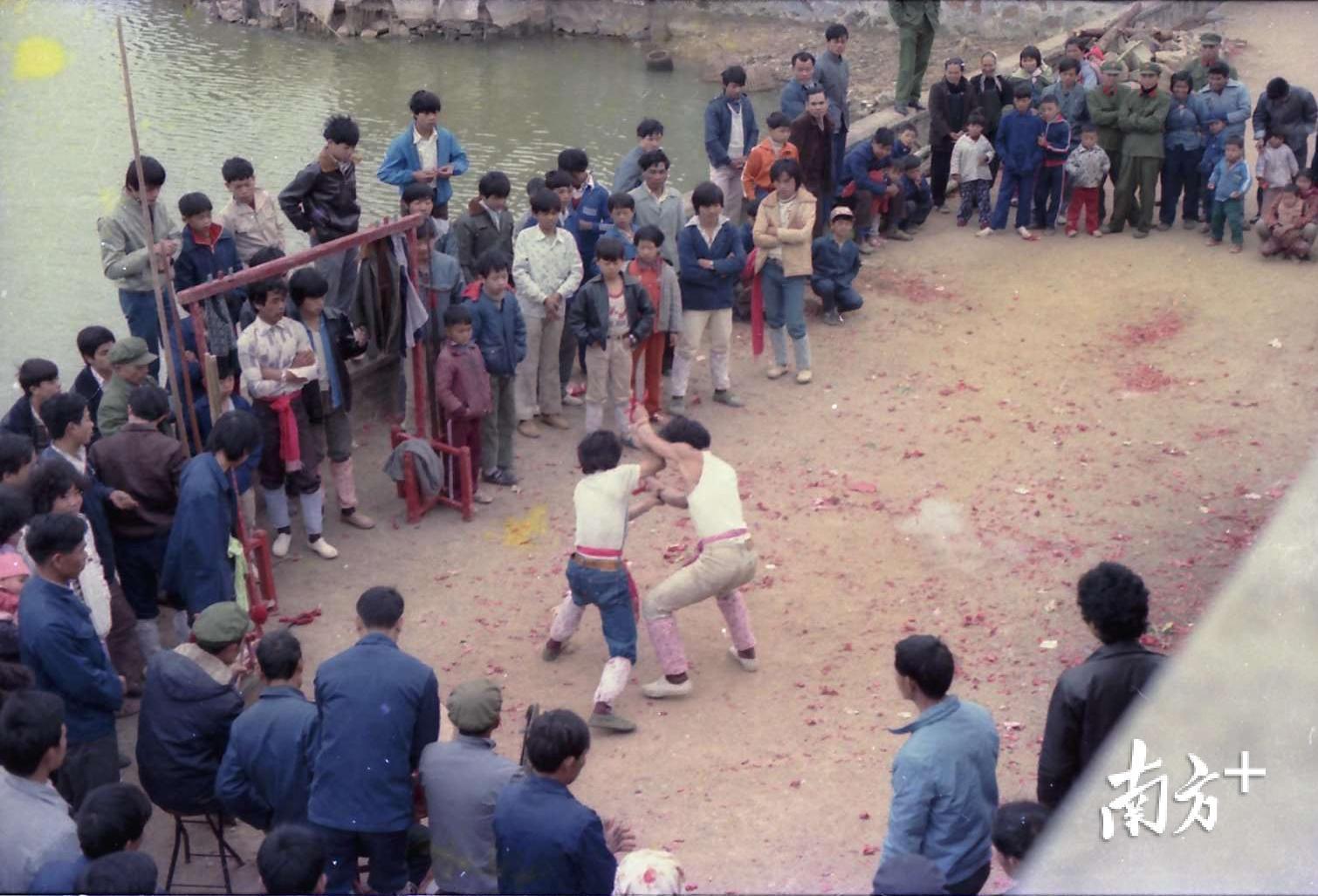 80年代初，黄江梅塘村村民比武。杨石彪摄。