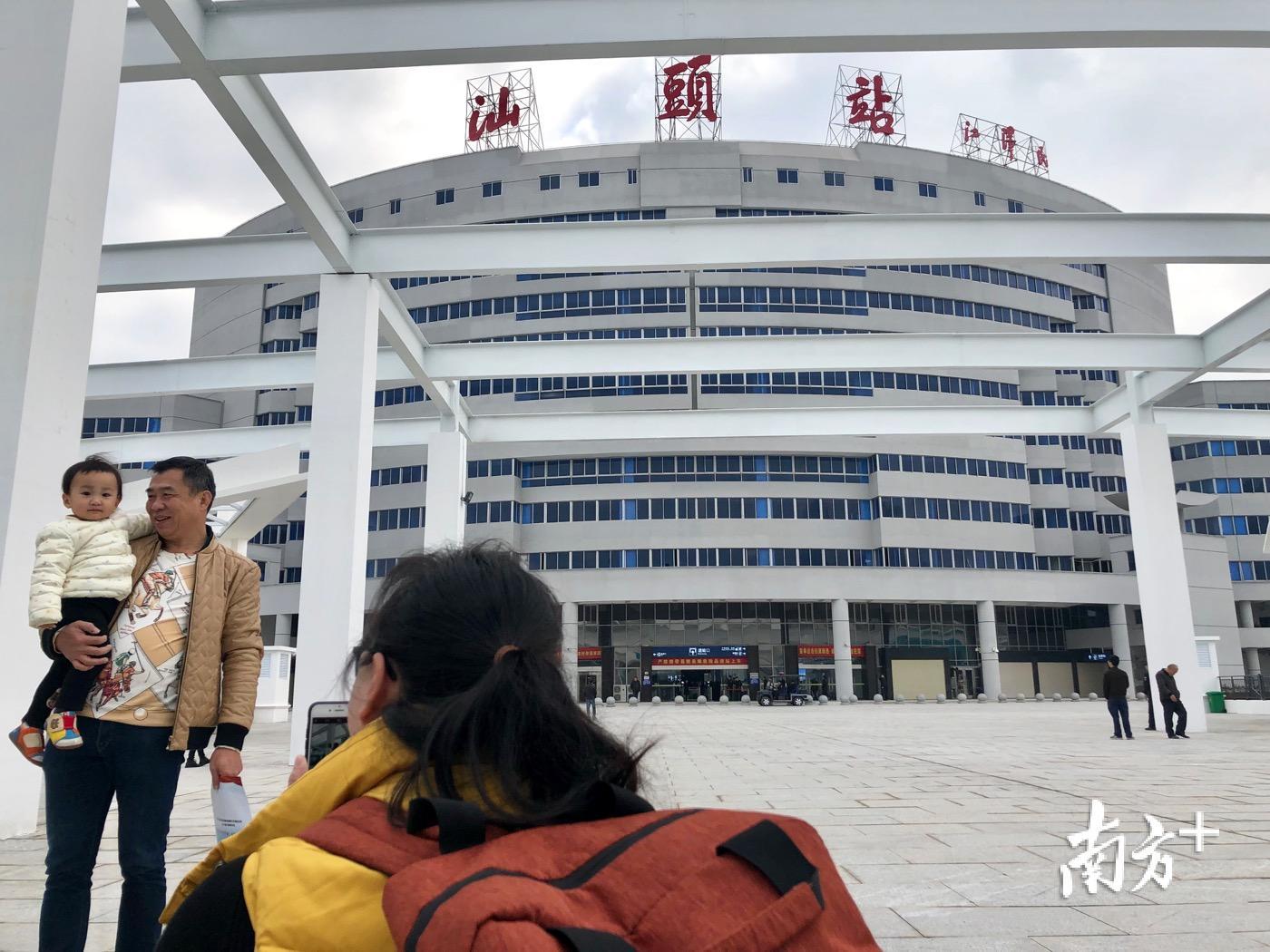 8时21分，赶动车的市民在汕头站前拍照纪念。
