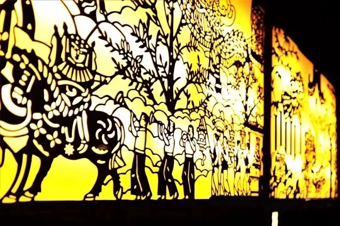 ▲融入佛山传统剪纸工艺的灯饰