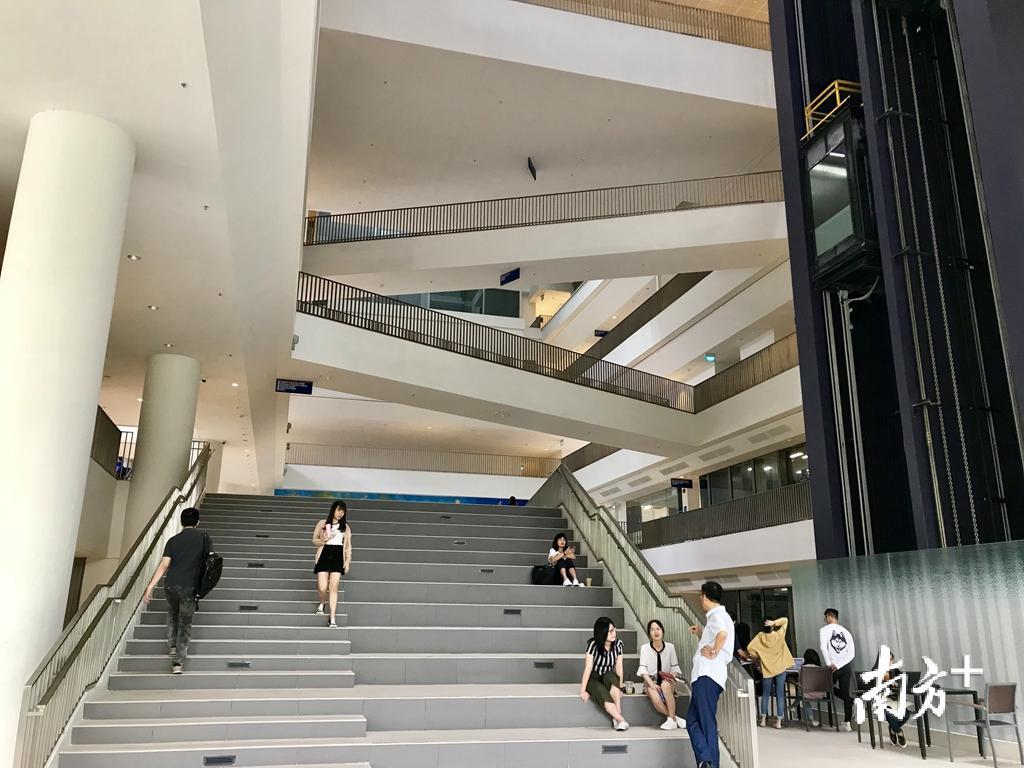 在新加坡国立大学，有不少潮人留学生。杨立轩  摄