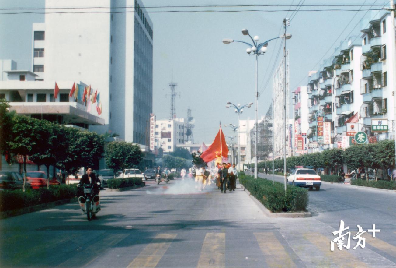 90年代，摩托车和汽车相继进入黄江街道。杨石彪摄。