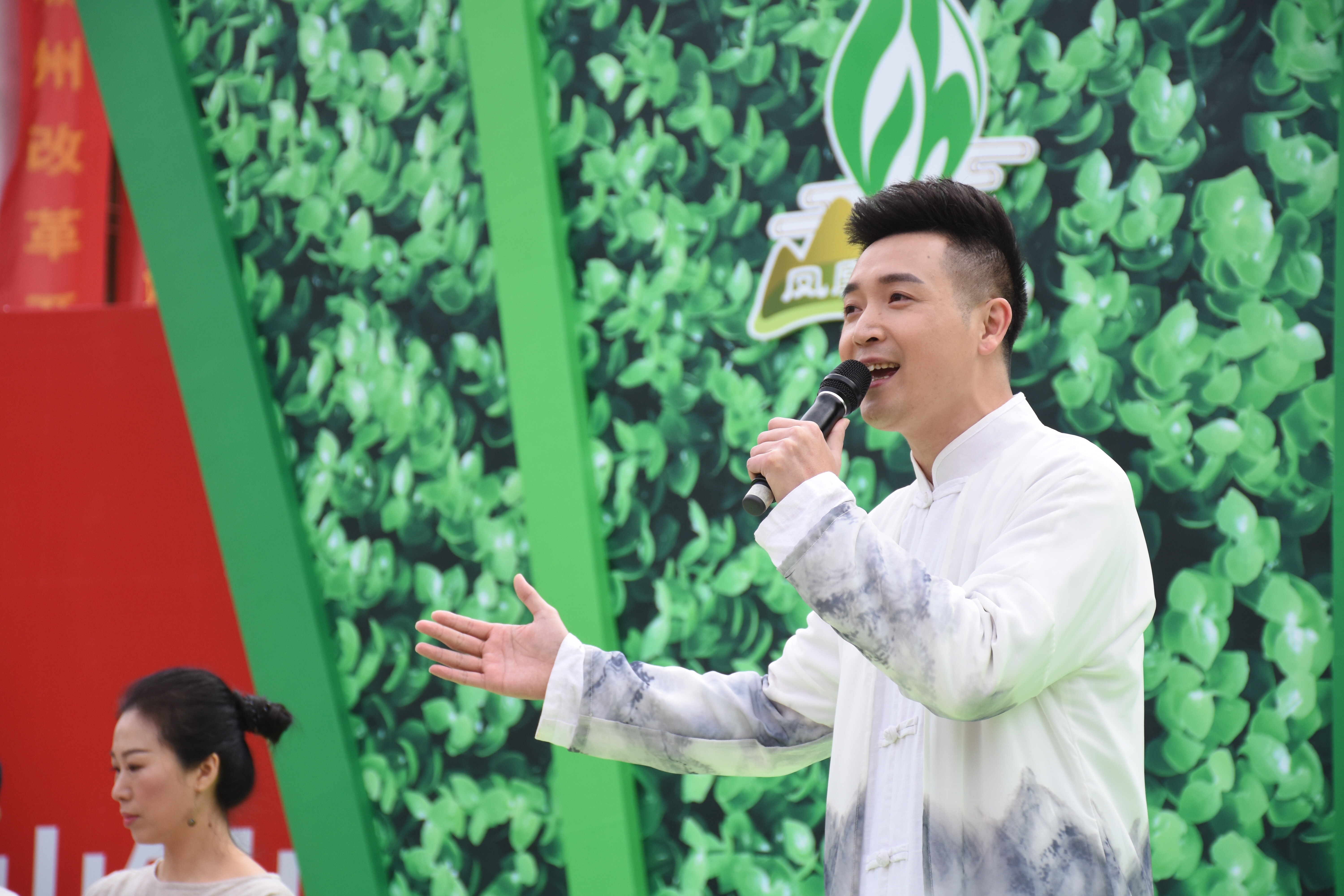 潮汕知名歌手元朝带来的《凤凰单丛》演唱.