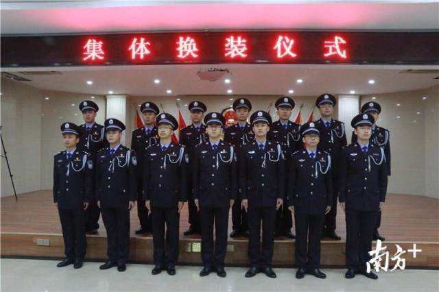 卸军装 着警服 江门边检官兵集体退出现役 南方plus 南方 卸军装 着警服 江门边检官兵集体退出现役 南方plus 南方